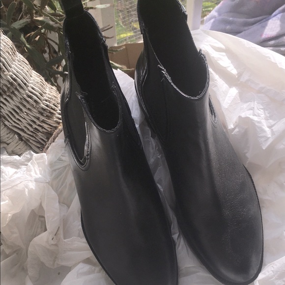 Zara Black Leather Ankle Boot. Chelsea style. - Picture 1 of 4